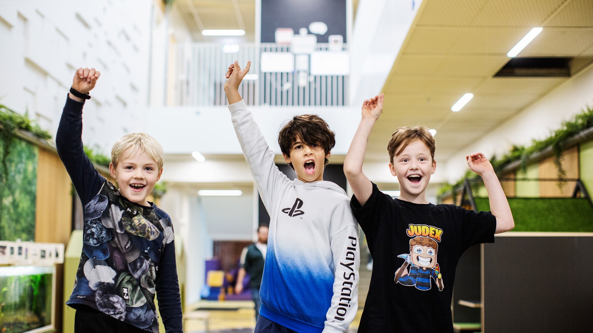 Tre drenge hoverer på en dansk folkeskole
