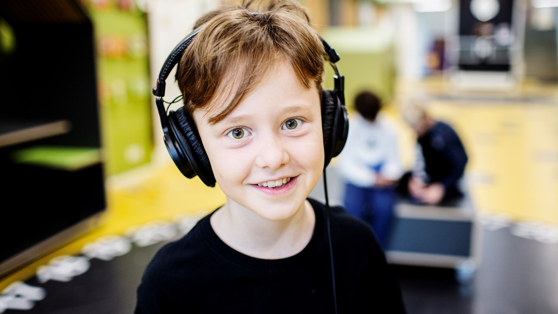 En skoleelev hører musik på høretelefoner