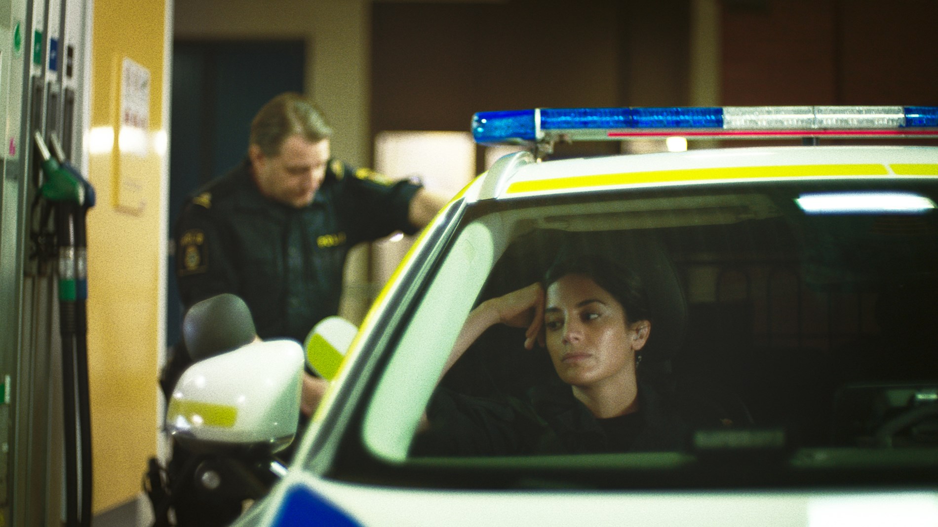 Betjent i en politibil i SVT-serien Taelgia